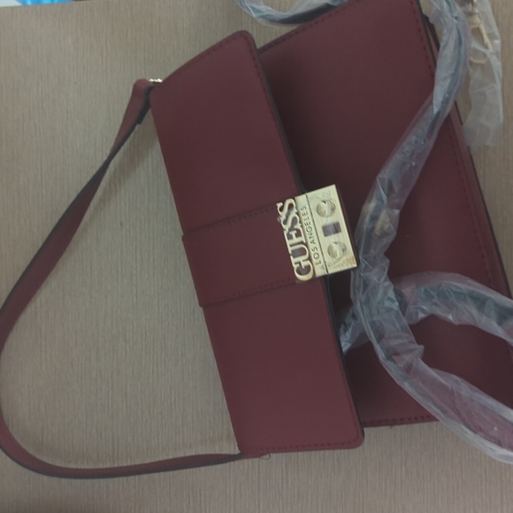 Guess purse - Picture 3 of 3